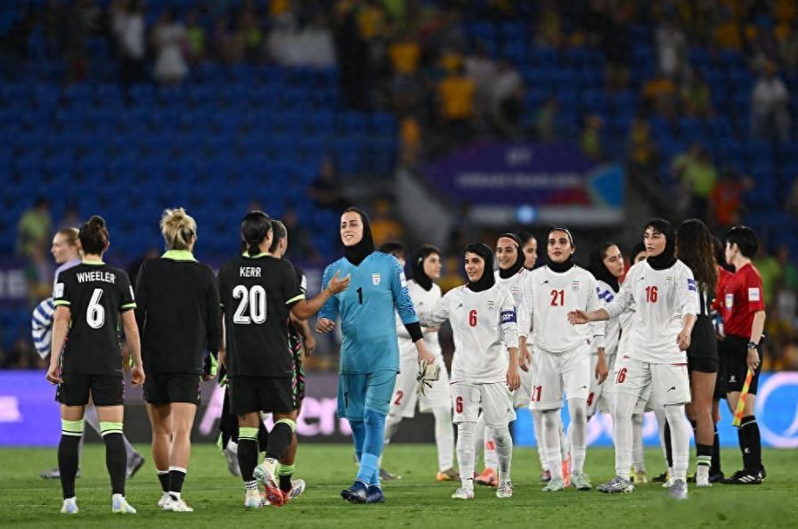 【伊朗女足撤回庇护毅然回家，孙玉良：最终爱国主义思想占了上风】五名伊朗女足球员，