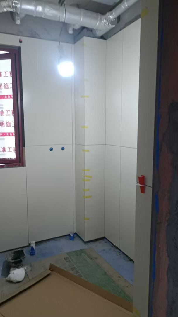看到这个小条子砖气晕过去大家贴砖前一定要交代好师傅不要有低于10公分的小砖。排好
