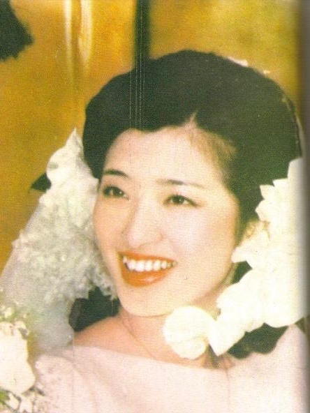 1980年，二十一岁的山口百惠，在她与三浦友和的婚礼上的一幅照片。 