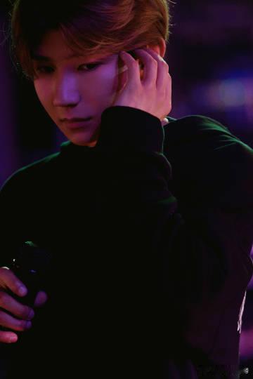 泡泡岛音乐与艺术节 我旁边站了个从成都飞过来的小姑娘，书包上挂了一串王源的徽章，