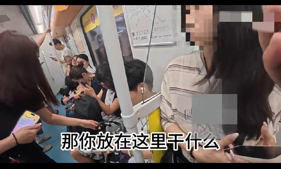地铁上两名女子因座椅发生争执！
一旁的小哥很机智，在两只老虎准备干架前起身，成功