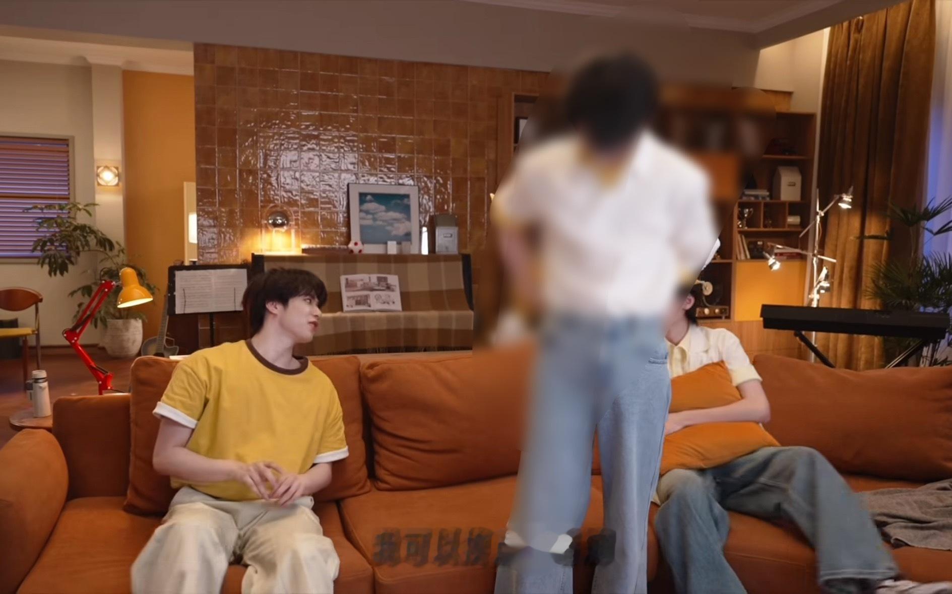 老师 下次让我孩子们坐一起吧 别再锻炼颈长了 