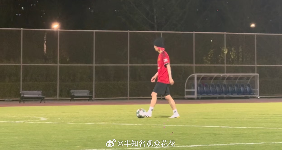 鹿晗高能量男生的一天西安偶遇鹿晗踢足球 哥，你有这精力能不能多开几个城市演唱会[