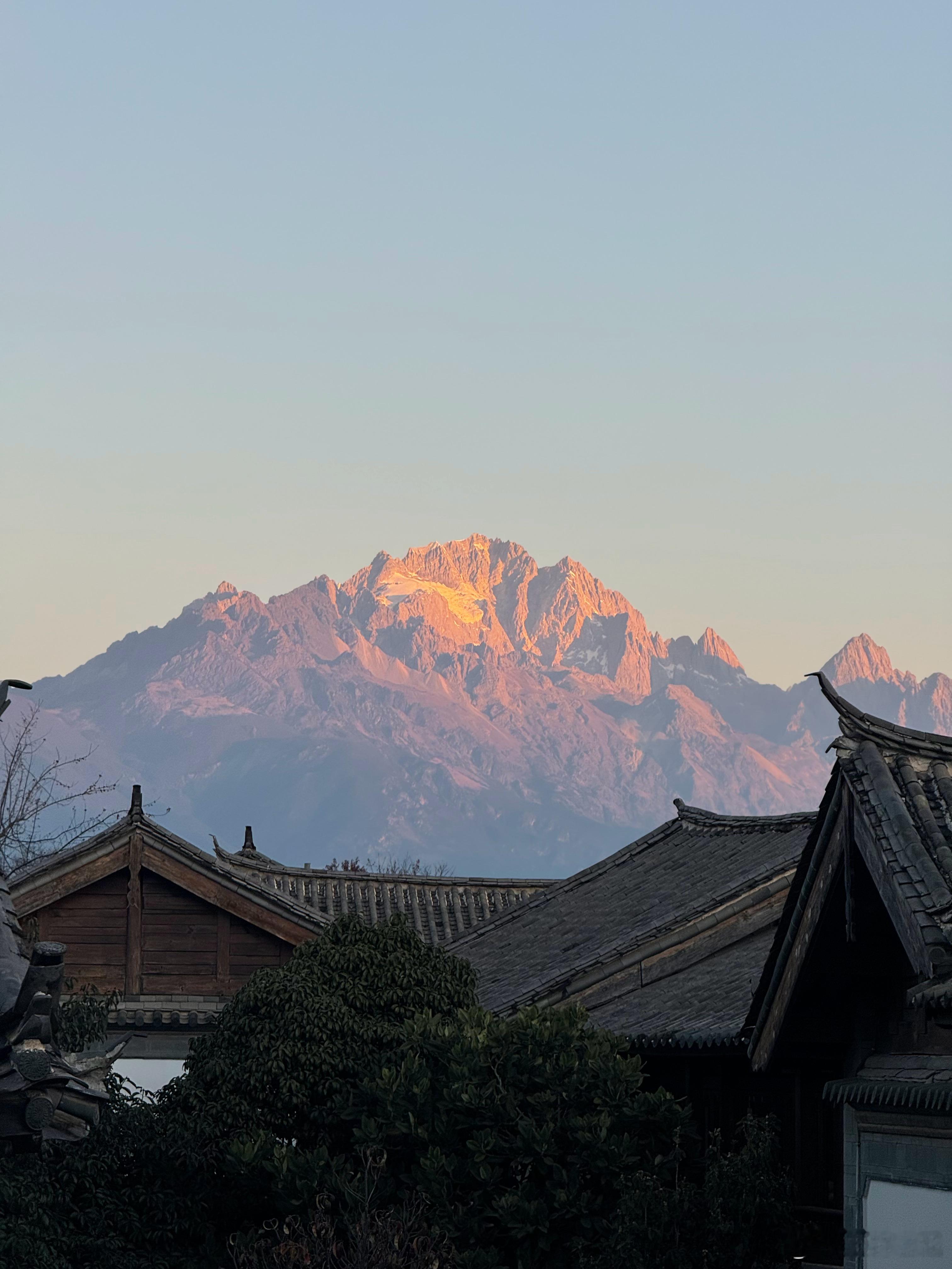 早啊各位，很幸运遇到了玉龙雪山的日照金山 丽江·丽江古城