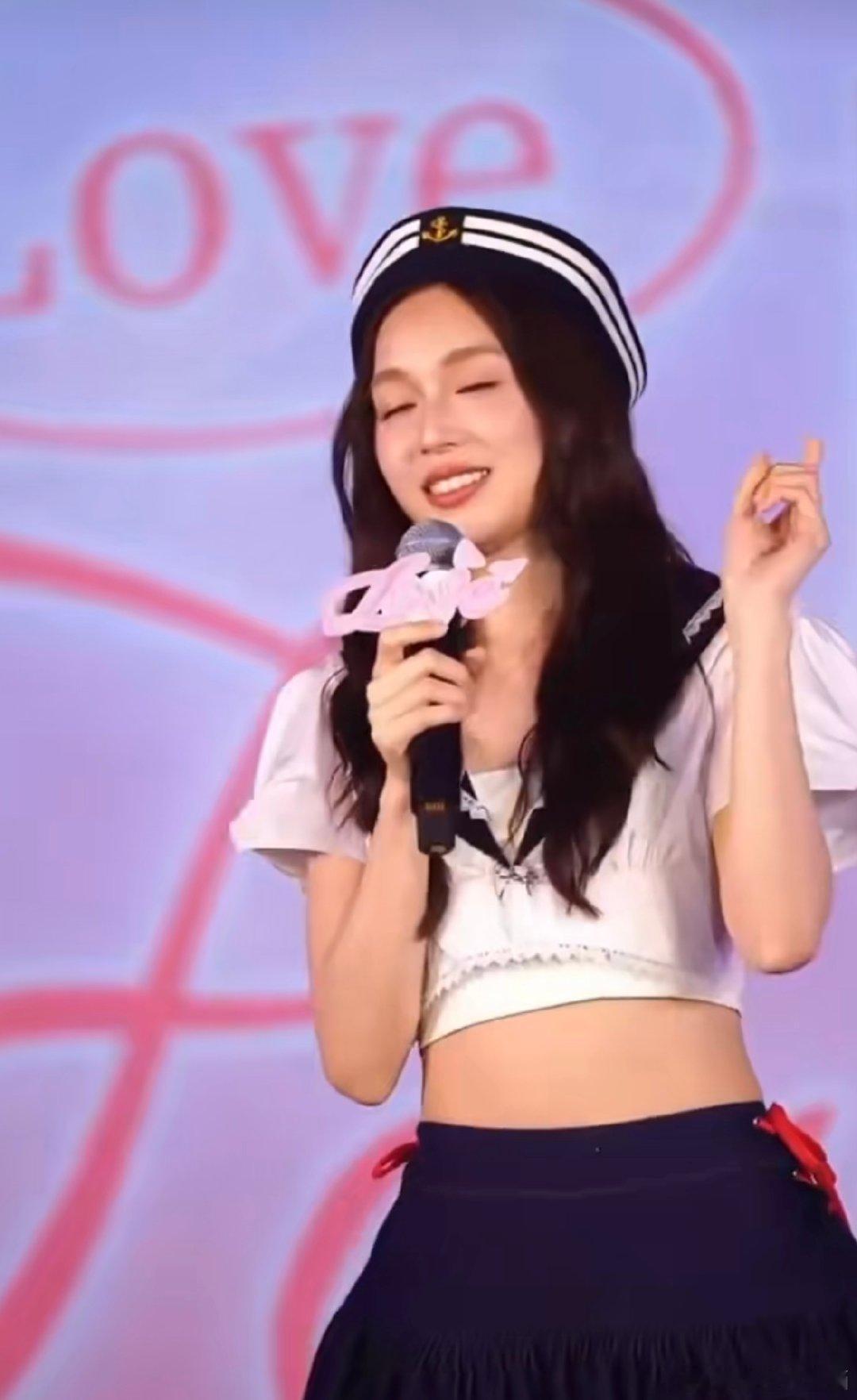 milklove演唱会唱赵露思的歌 演唱会现场，milklove 用《有你在》点