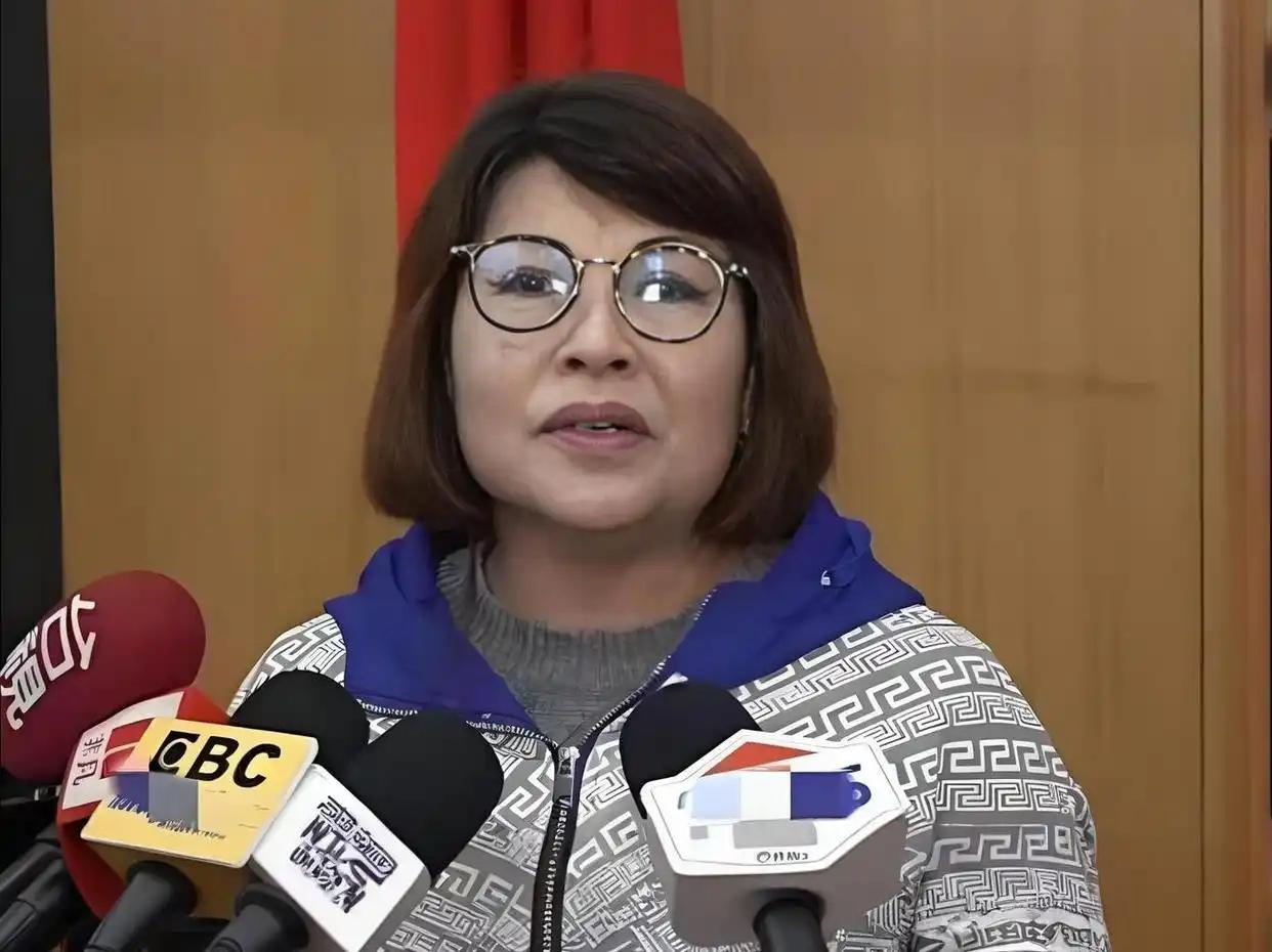 我看郑丽文解决国民党内矛盾悬。如今国民党内部一团乱麻，“红统”陆配何鹰鹭退党让郑