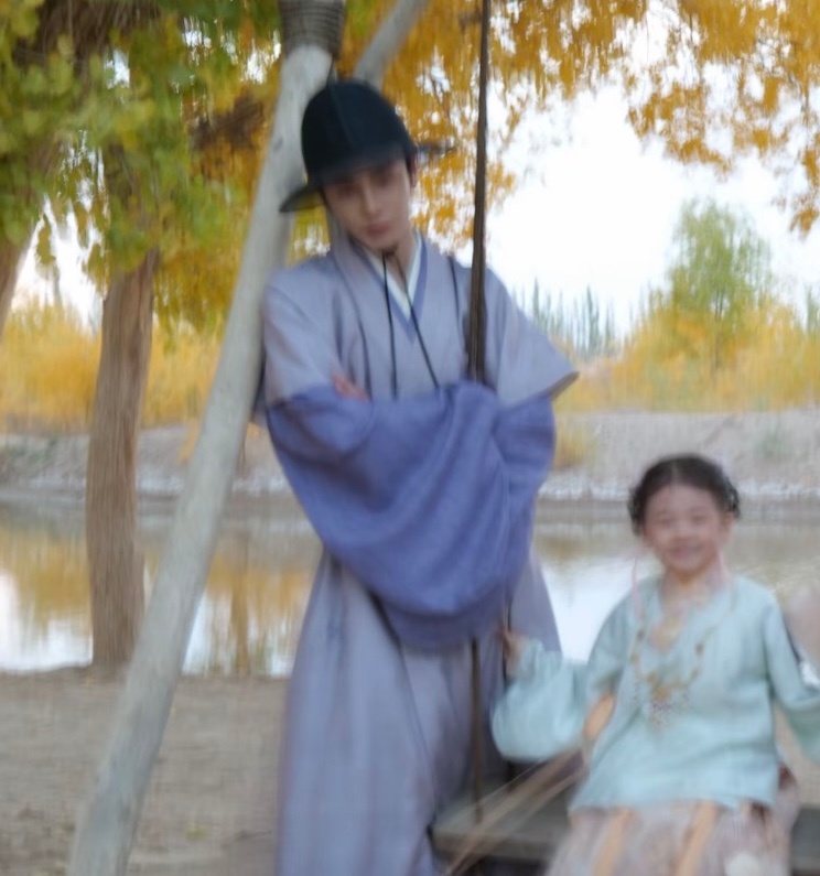 虽然模糊但站在女儿旁边看起来就很可靠的凌凌呀 ​​​