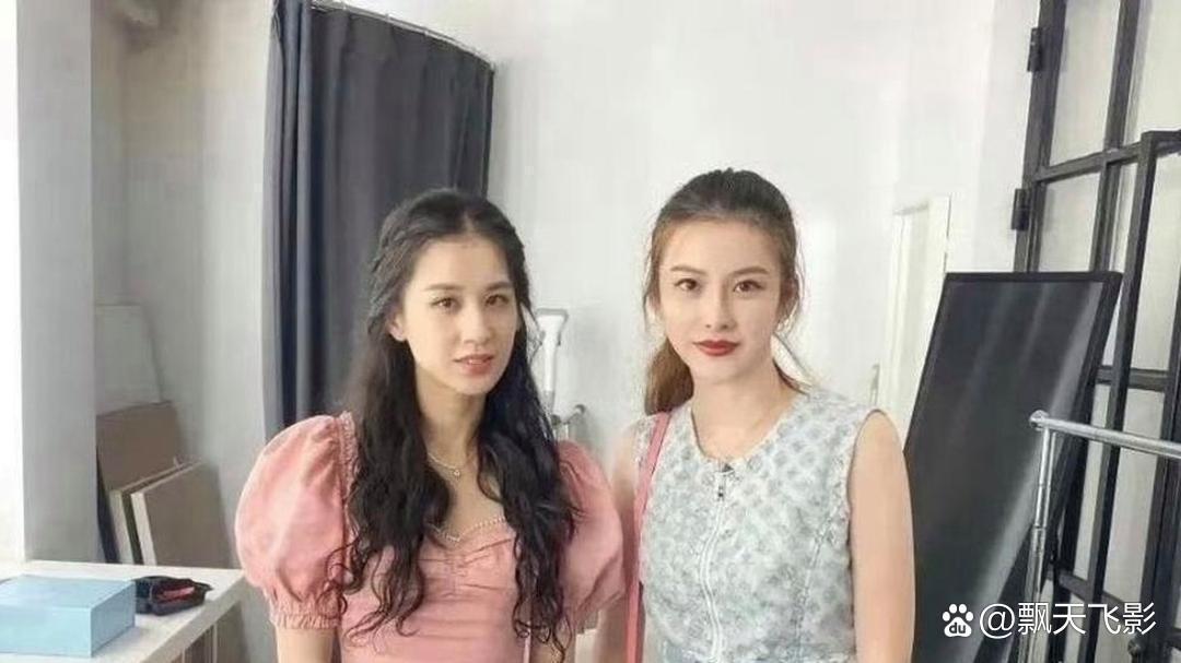 总算见到黄圣依真人模样，颜值气质一目了然。 