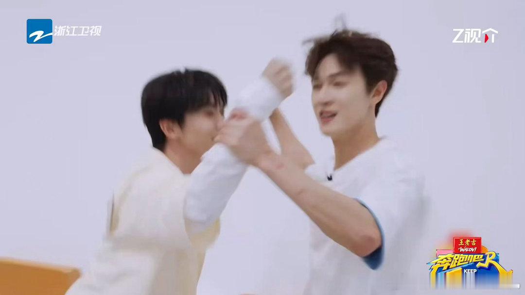 范丞丞结算画面自带舞蹈奔跑吧 范丞丞撕掉丁程鑫后面对镜头零帧起手来了一段舞蹈，这