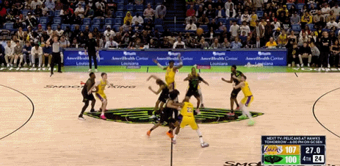 直接坐球迷旁边了 