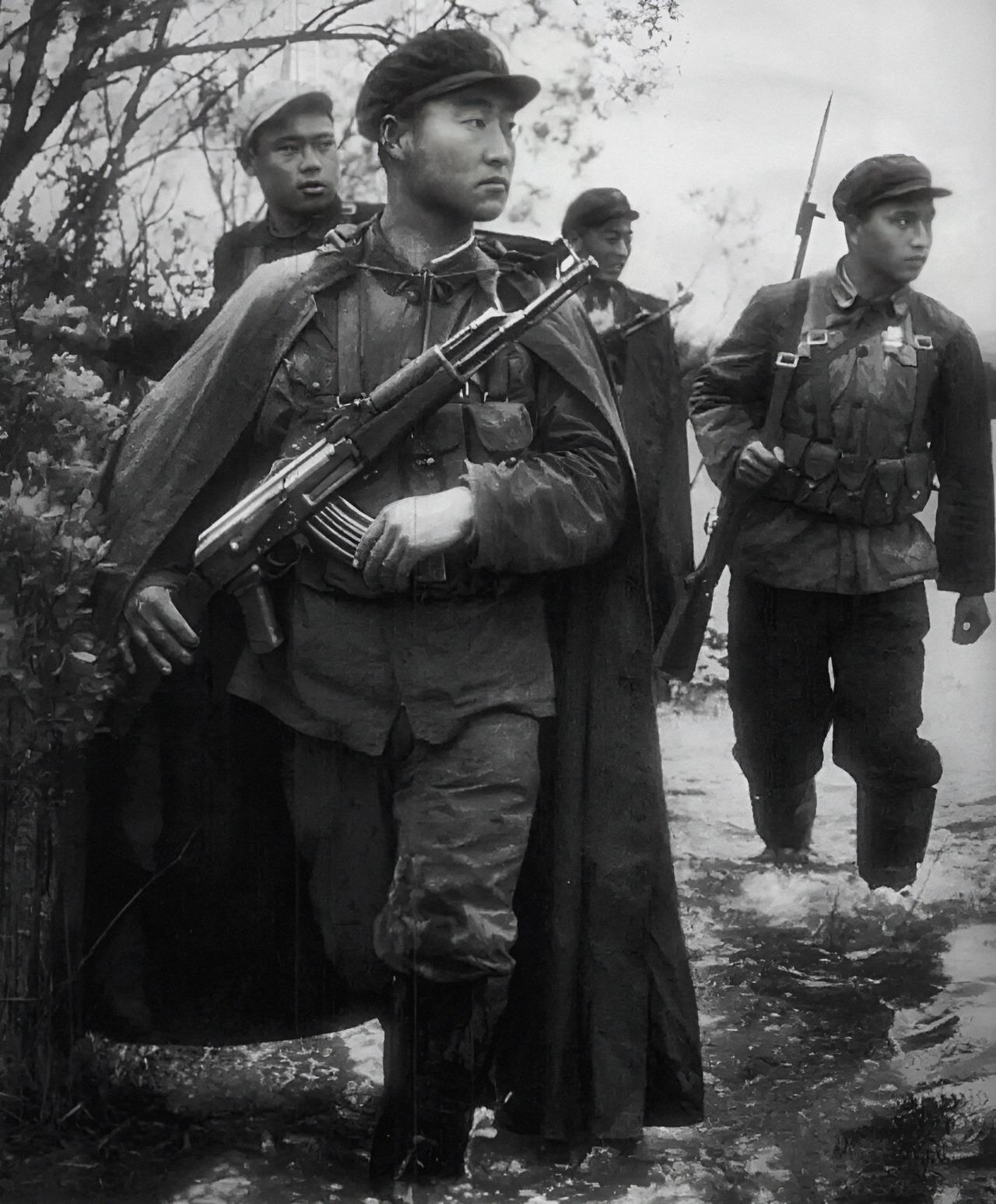 苏联百万铁甲压境的那一年，这个中国士兵的眼神，每个人都该看一遍

1969年，乌