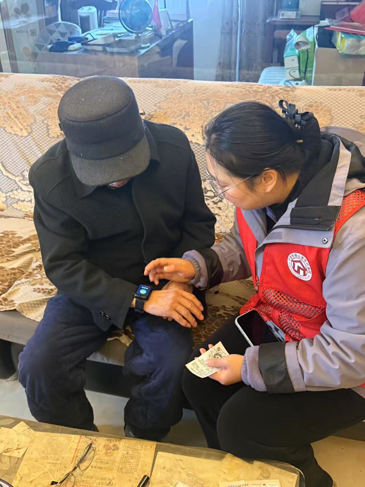 一只手表一支队守护宁波江北高龄老人 宁波江北洪塘给独居的高龄老人配上一块智能手表