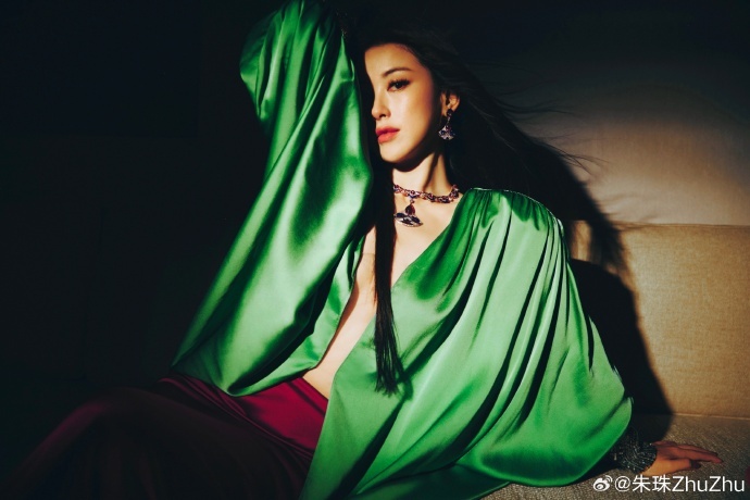朱珠走红毯前喝了点酒 没人接电话就小酌一杯，然后美美地去走VOGUE红毯。朱珠这