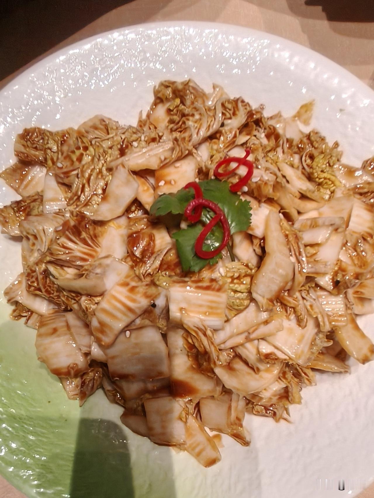 乾隆白菜~京味经典凉菜
昨日在怀柔的一家(满乡小镇）用午餐，我点了一道乾隆白菜。