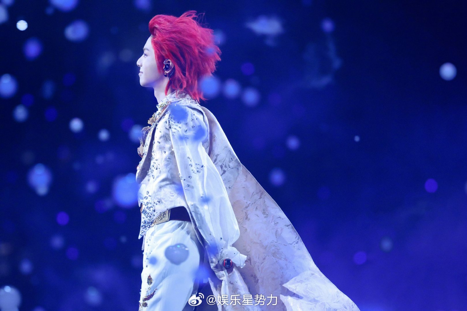 华晨宇骐骥红 湖南卫视跨年演唱会 主场色「骐骥红」为跨年夜全场升温！每一次出场都