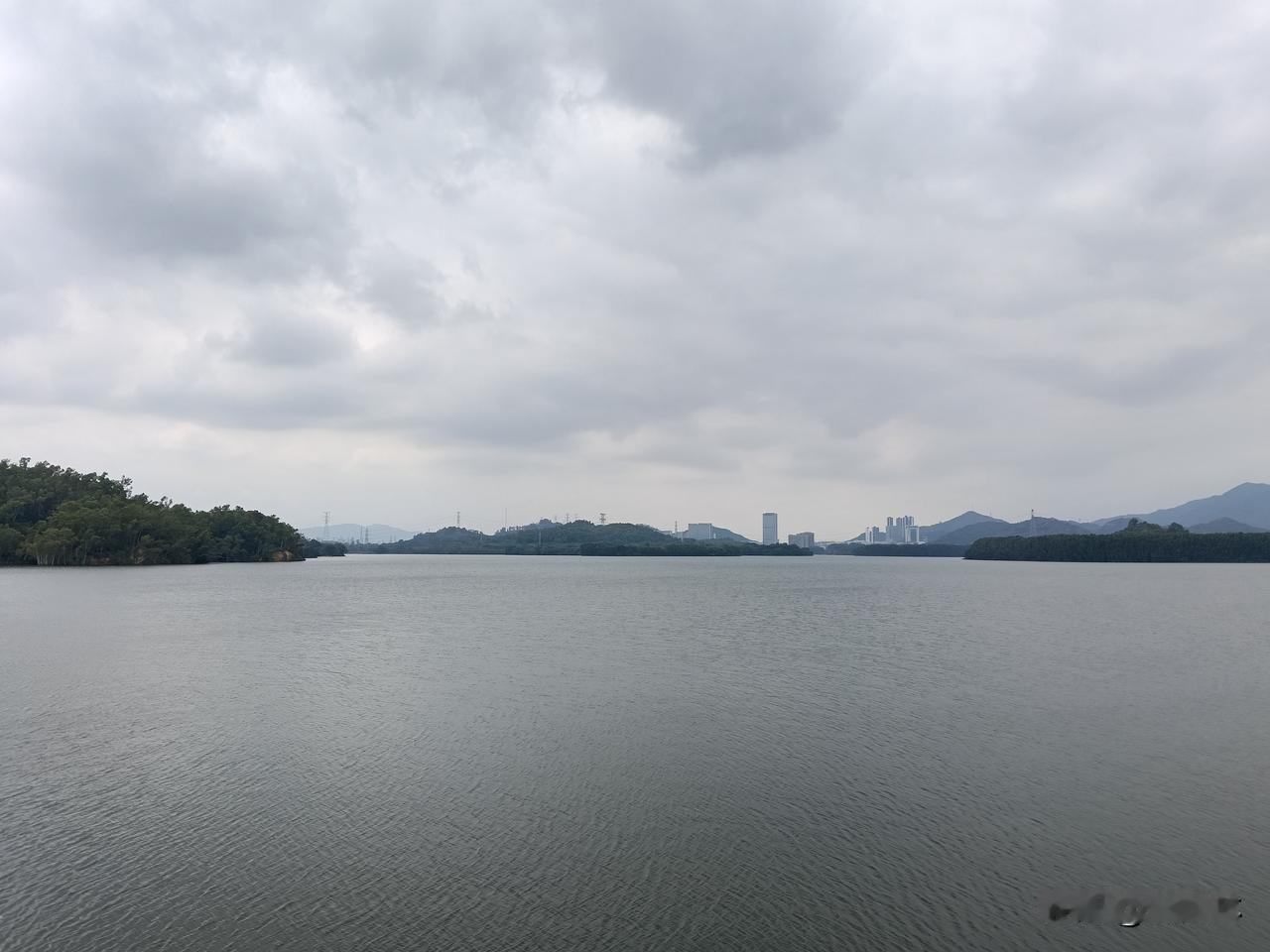 小暑天乌云密布，突然又乍晴！