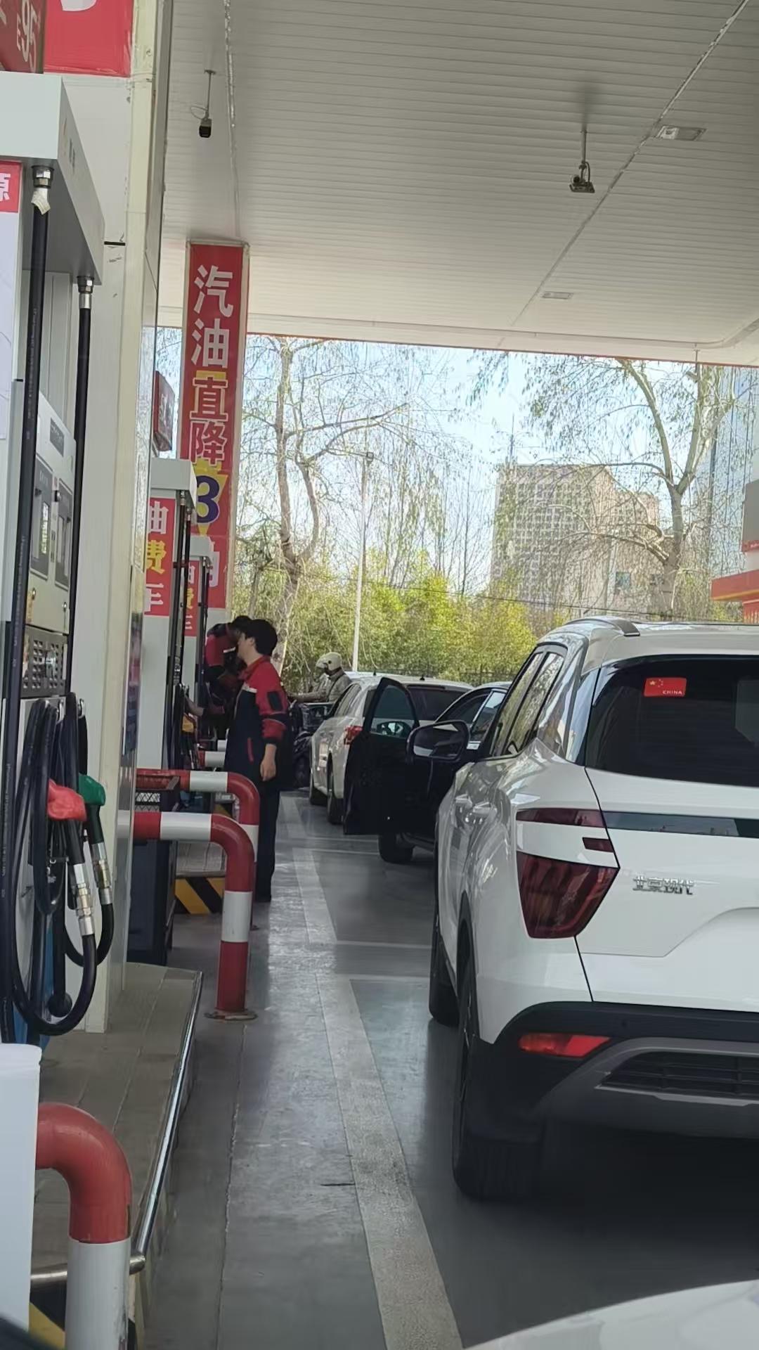 今晚破9！加油站排队加油成长龙，多地严查囤油！
        国内油价即将迎来