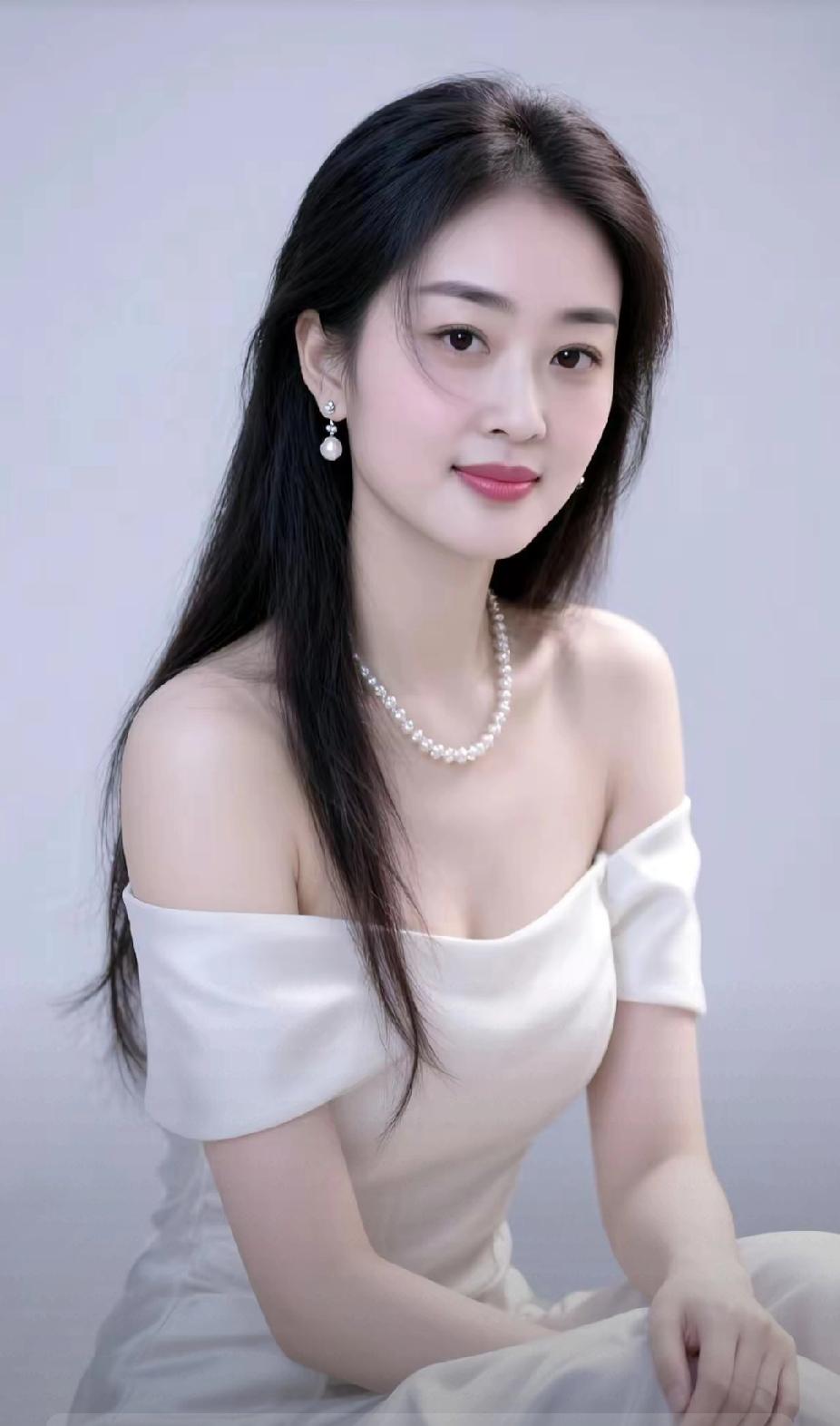 温柔优雅，珍珠项链与白裙的完美搭配，尽显气质美！