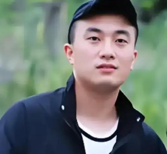 2021年，四川30岁男子每天和57岁母亲一起睡，他洗澡时，母亲也待在浴室，他不
