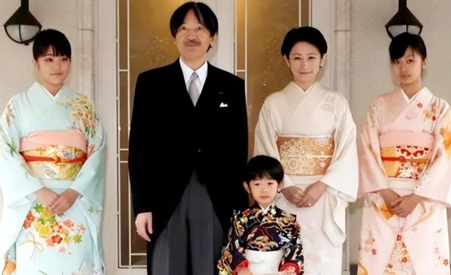 为什么日本盛行兄妹结婚，我国却禁止近亲结婚？看完解开多年疑惑！
 
 
先得说清