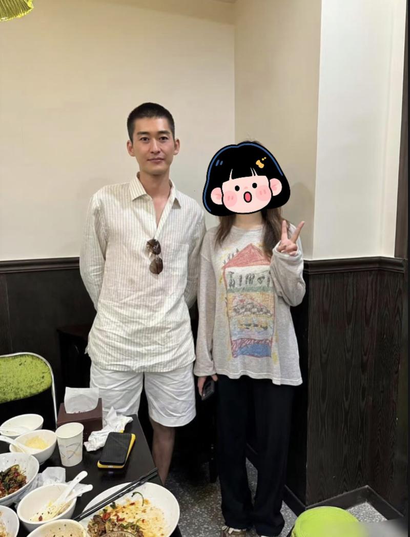 久违露面的张翰被偶遇，人变瘦了，也去油成功了，看着好似男大。

张翰也是奔4的人