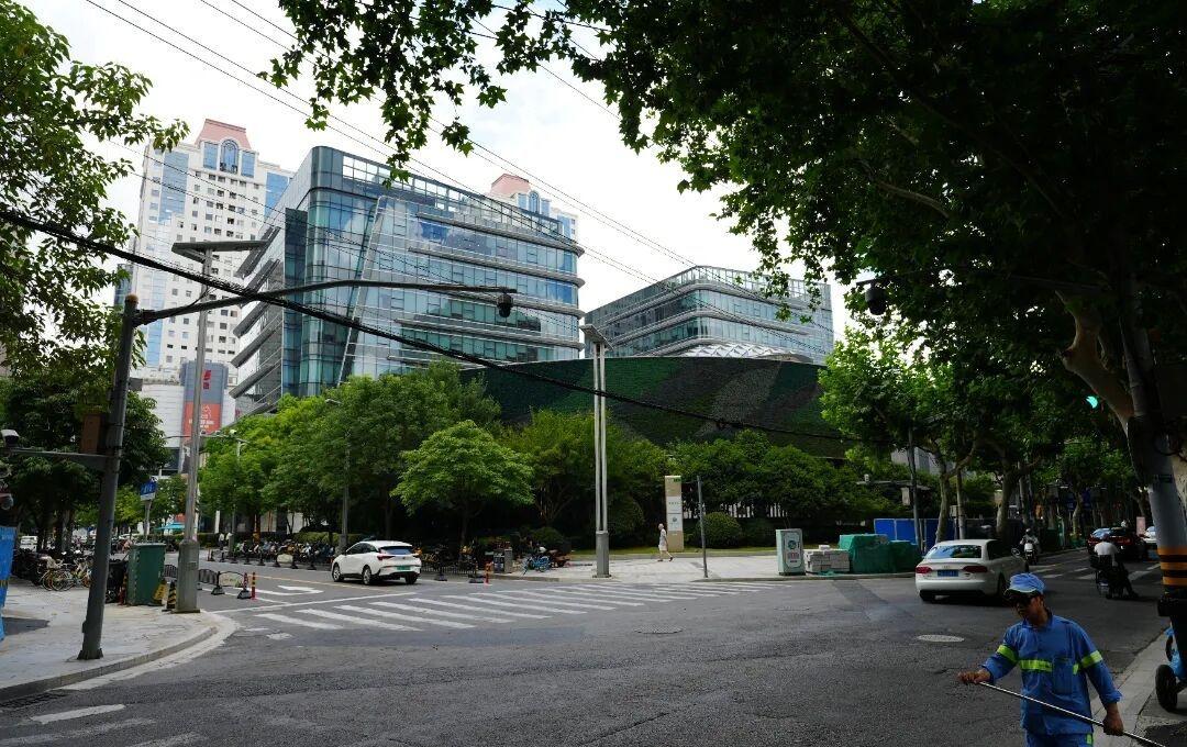 【电线藏了、弄堂亮了，网红街区颜值实力双回归！】金秋十月，随着1.12公里的徐汇