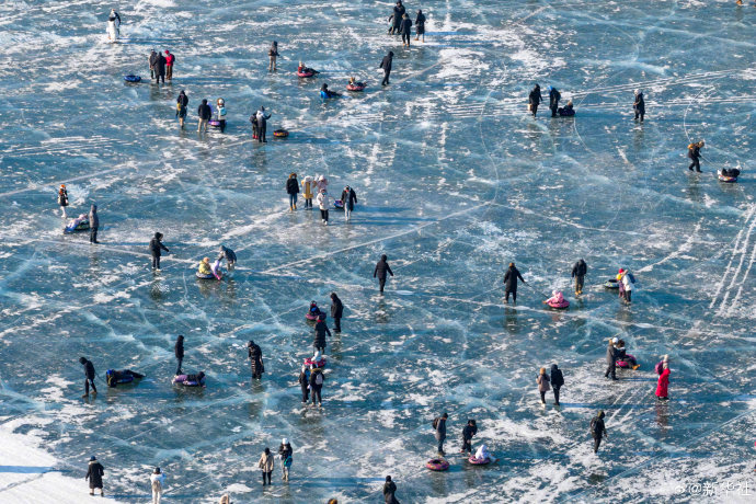 【收藏壁纸！#镜头里的冬日哈尔滨#】随着第42届中国·哈尔滨国际冰雪节启幕，“冰