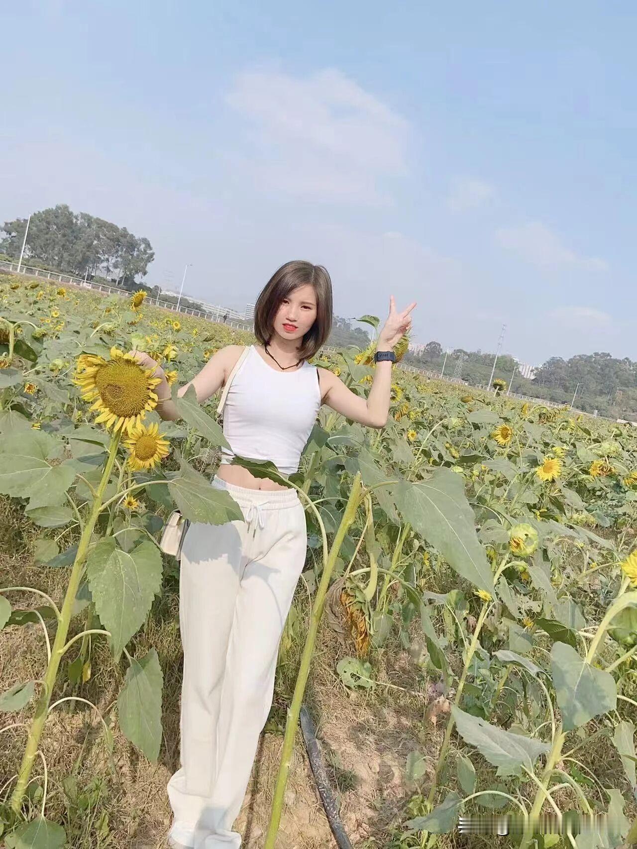 元气少女在东莞南站前的木栈道上，清新自然，阳光明媚！