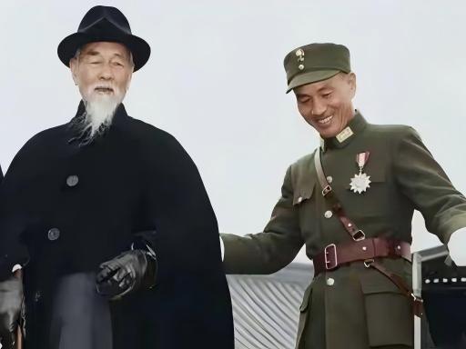 1936年，蒋介石西安脱险后，在南京下飞机时，目光绕开何应钦等接机者，径直走到一