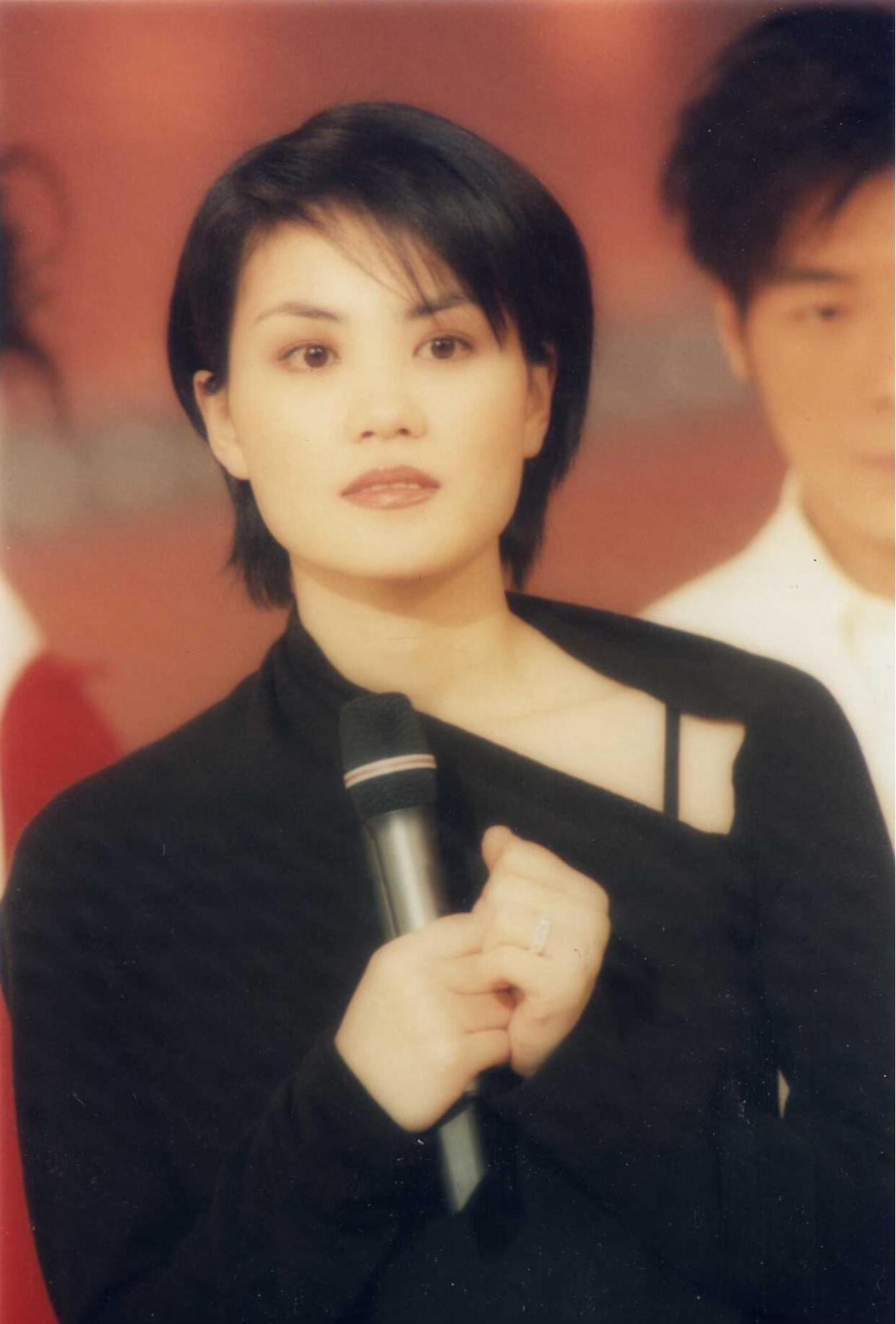 王菲1997年的时髦look 