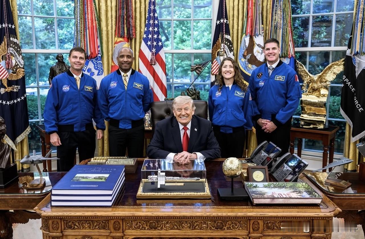 川普在白宮會見阿爾特米斯II太空人🧑‍🚀🚀
AMERICAN HEROES