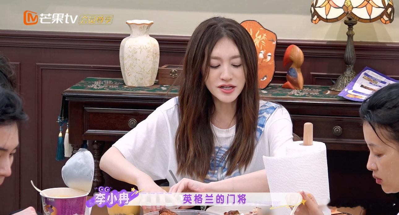 李小冉看王濛解说世界杯看球唠嗑顺便聊解说，李小冉一秒 get 王濛的心头好 ​​