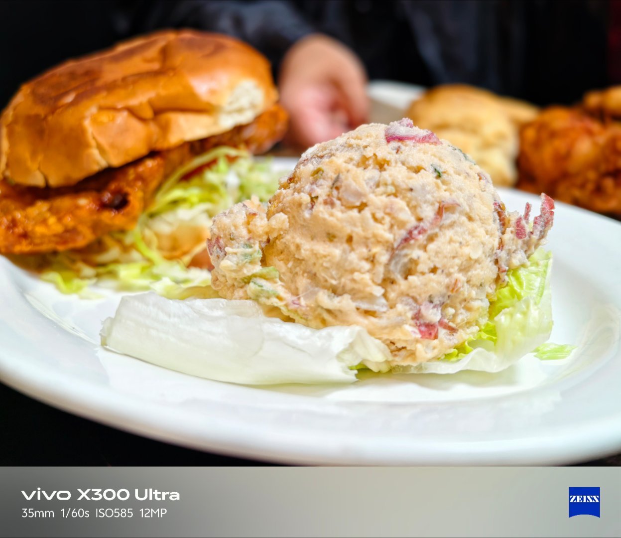 吃点当地菜最后结账的时候，最便宜的消费是 18.8 刀，我直接点了 Custom