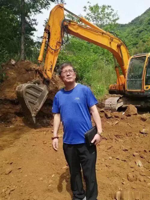 汉中佛坪谭氏新建墓地开工大吉。 