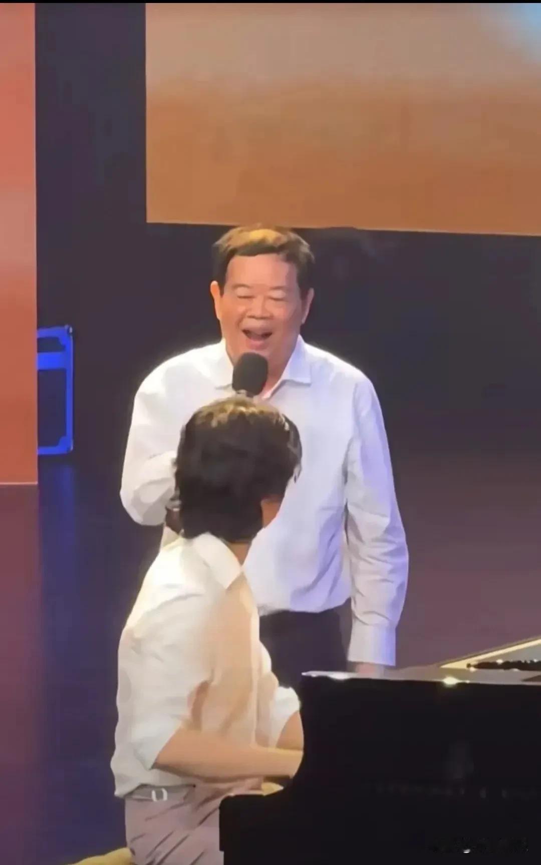 曹德旺又上热搜了！这次不是因为玻璃，而是因为他亲手打造的福耀科大终于开学了！
