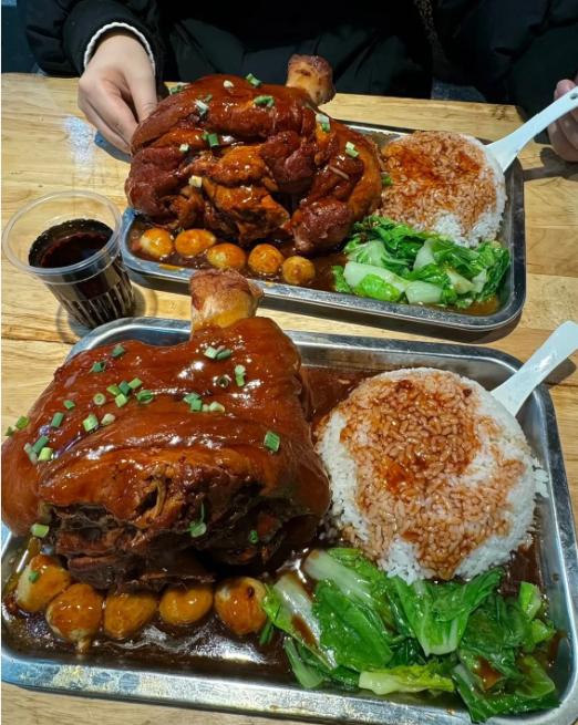 两大份猪脚饭当相亲晚餐，这顿饭真的会显得寒酸？
看着这两盘色泽诱人的猪脚套餐，纠
