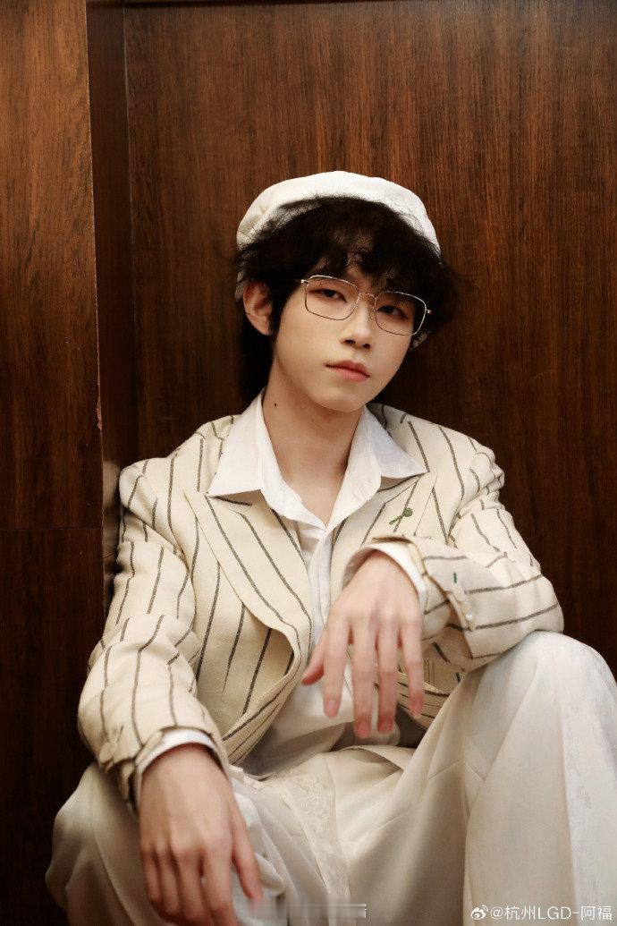 LGD全员白色造型 福福不糊糊 谁把终极答案偷偷告诉你啦