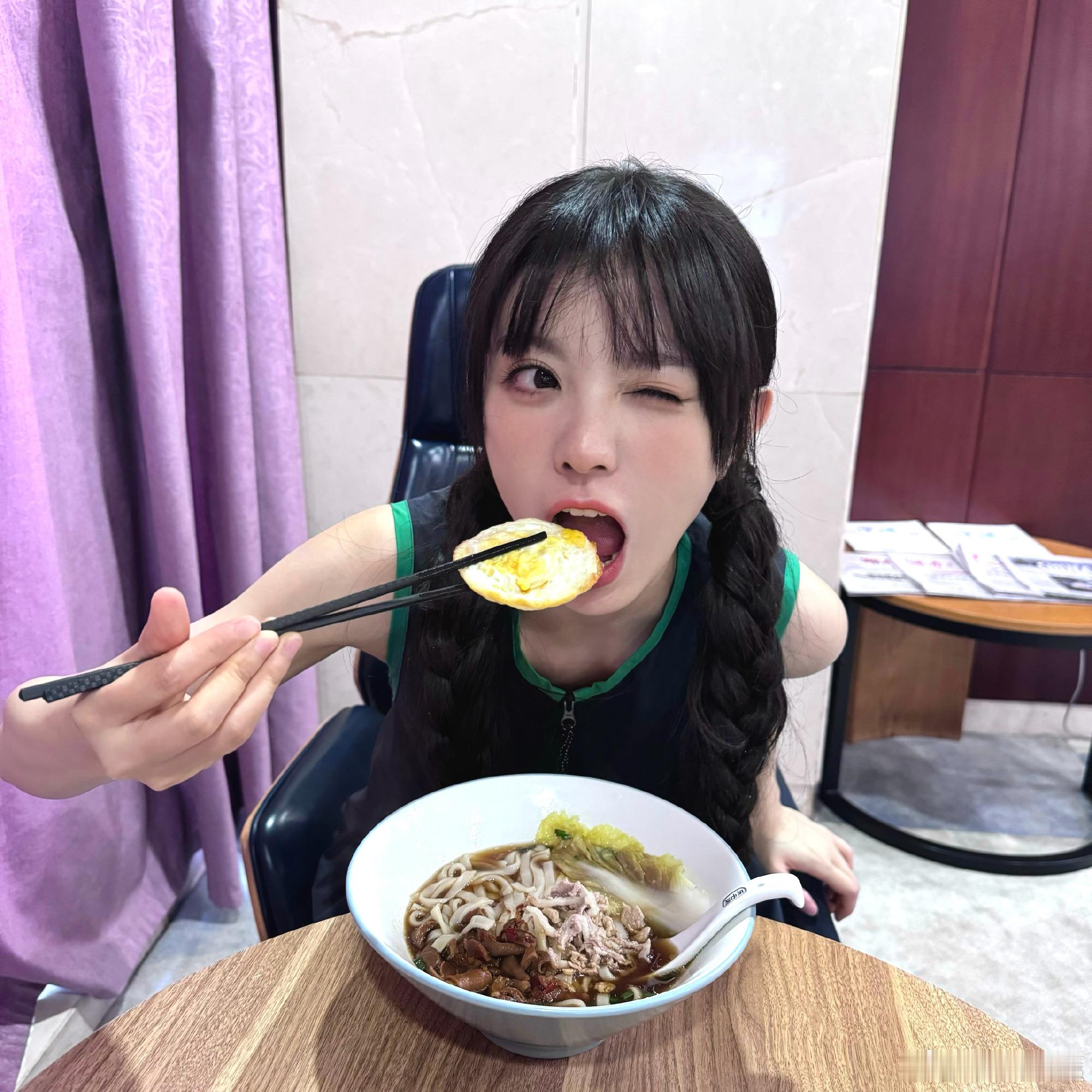 田曦薇也太可爱了吧，总有一天溺在小姐姐的酒窝里了！ ​​​