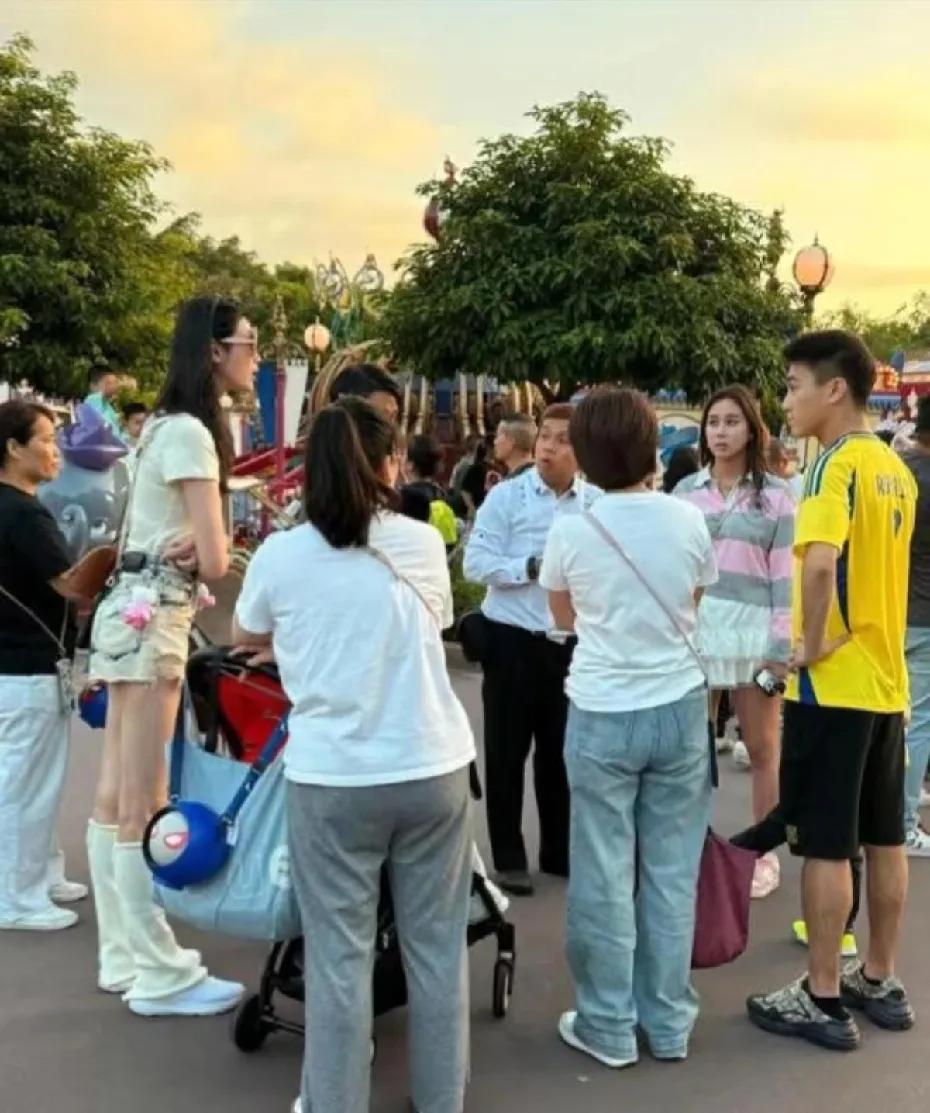 奚梦瑶一家迪士尼过六一，4 保姆随行超吸睛。这种家庭四个都算少了，多了也不奇怪，