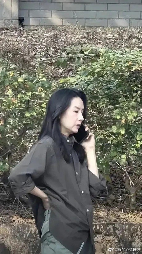 网友在路边偶遇一位眼熟的人在打电话 