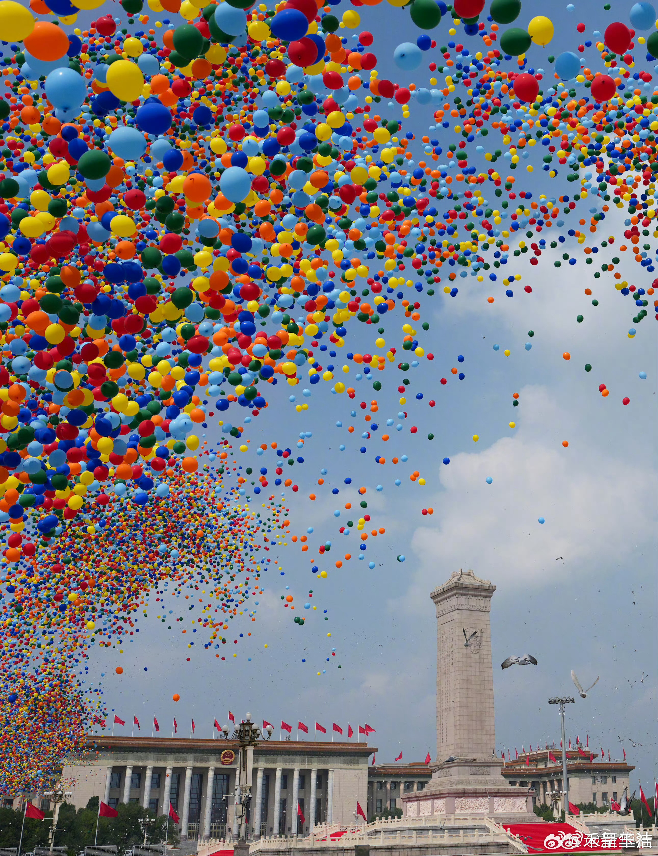 抗战胜利80周年，先辈浴血换来和平。我定以拼搏传承精神，泳池竞渡，为祖国荣誉奋勇