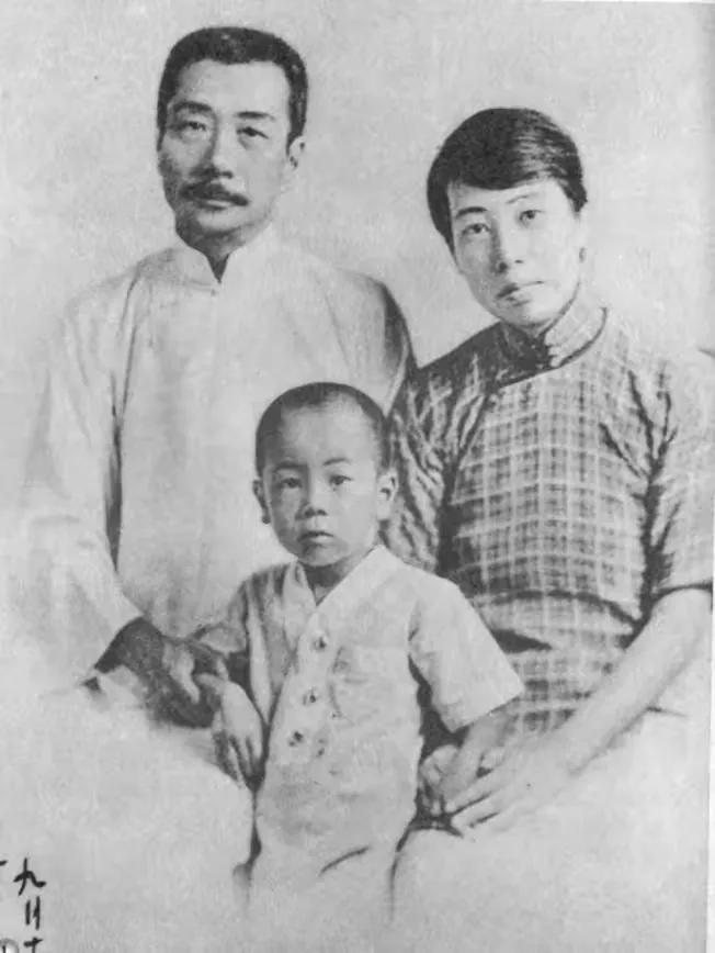 1927年，鲁迅瞒着妻子朱安，在学生许广平在上海同居了。不久后，许广平查出怀孕，