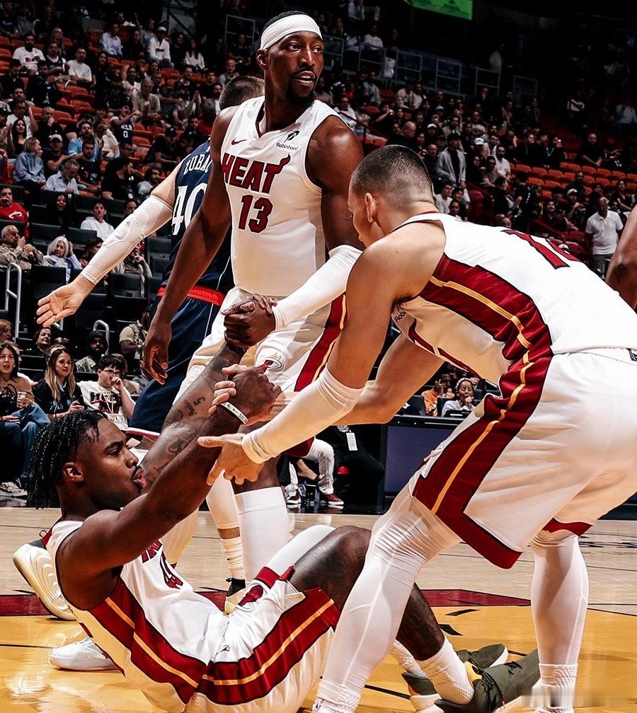 米切尔16分12助攻，6投全中，三分4中4。场上的传球视野和决策速度真的让人惊叹