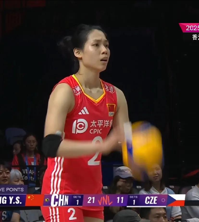 中国女排25-15轻松拿下第三局，大比分2-1领先。
庄宇珊发球得到2分，王奥芊