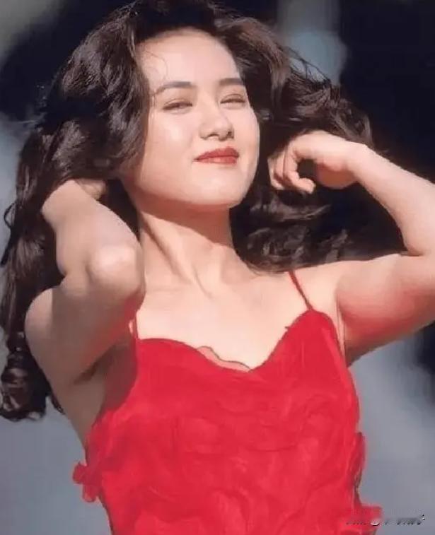 17岁的李丽珍无人能敌，美的仿佛让人暂停了呼吸！

李丽珍是在自己逛街的时候被星