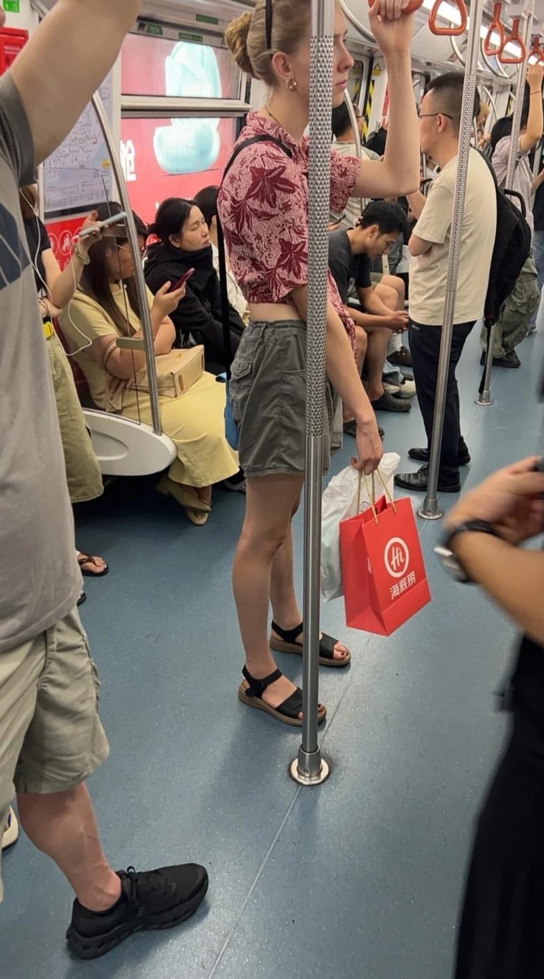 地铁上遇到的，审美全部符合我的标准，关键是要说点什么才能认识她？