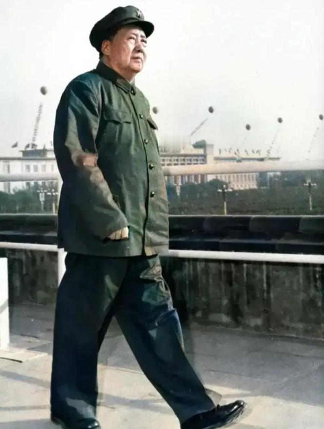 1948年夏，斯大林发来电报警告道：“跨过长江有毁灭的风险。”随后到来的12月一