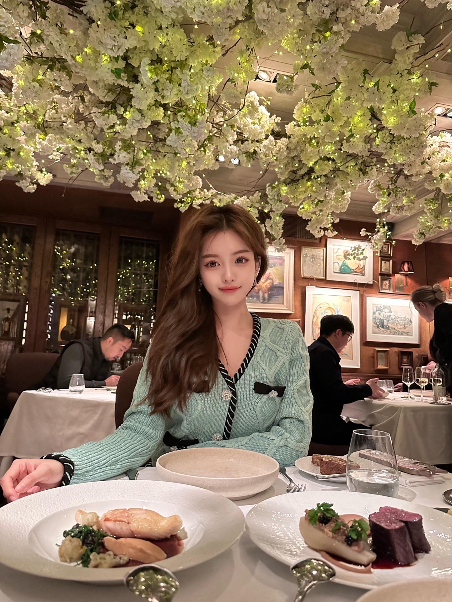 纯正中国冰种瓷娃娃。非卖品 仅欣赏不可以使用闪光灯拍摄