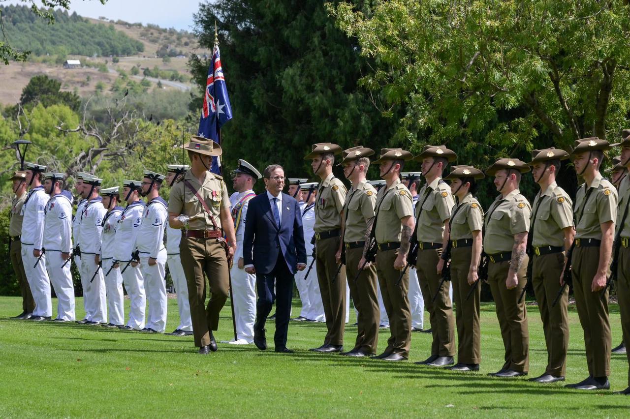 美国总统特朗普2月12日在白宫对记者表示，以色列总统艾萨克·赫尔佐格应该为自己感