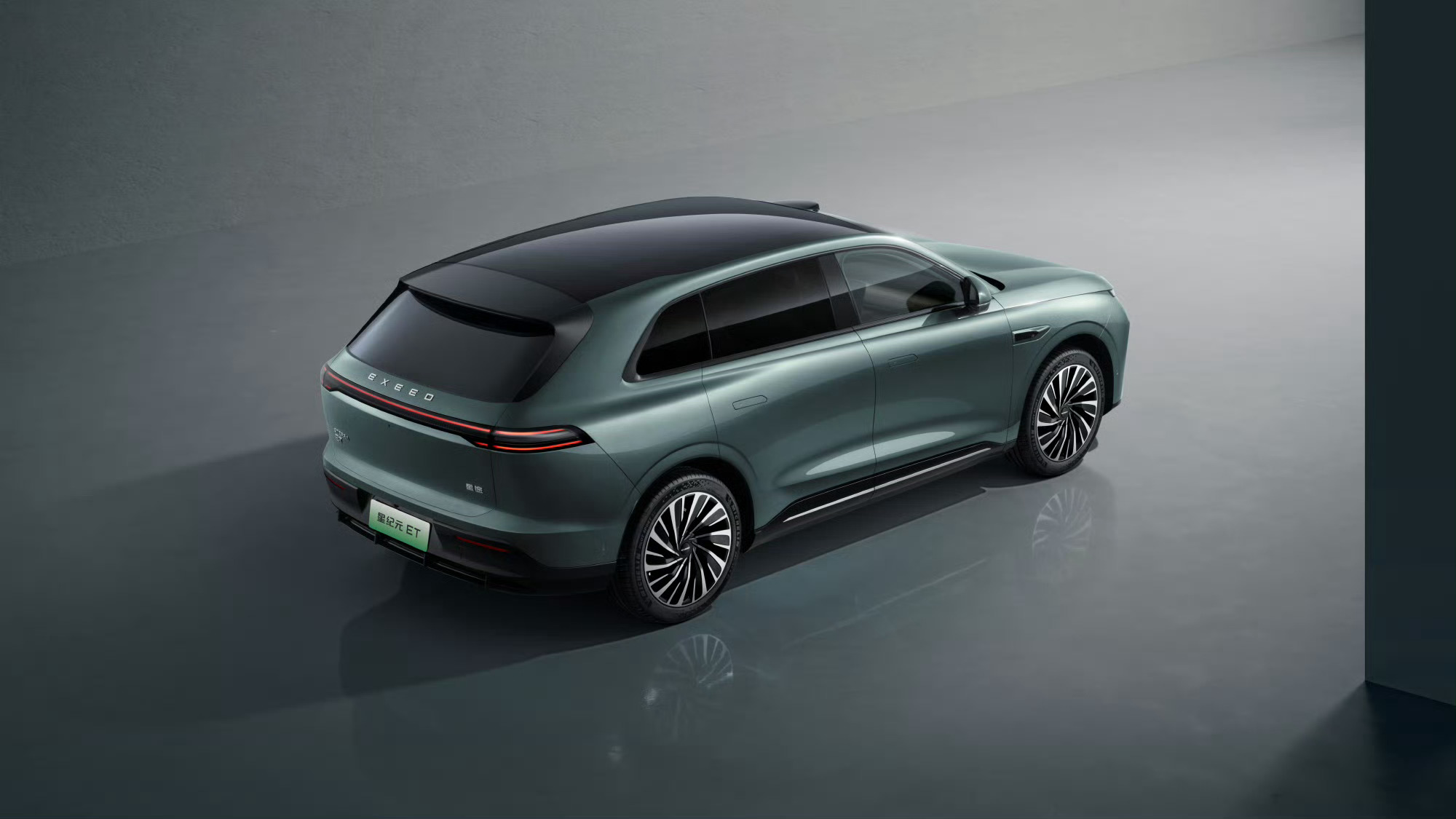 星纪元ET定位就是中大型SUV，外观上越是非常的沉稳大气，尺寸跟理想L7差不多大